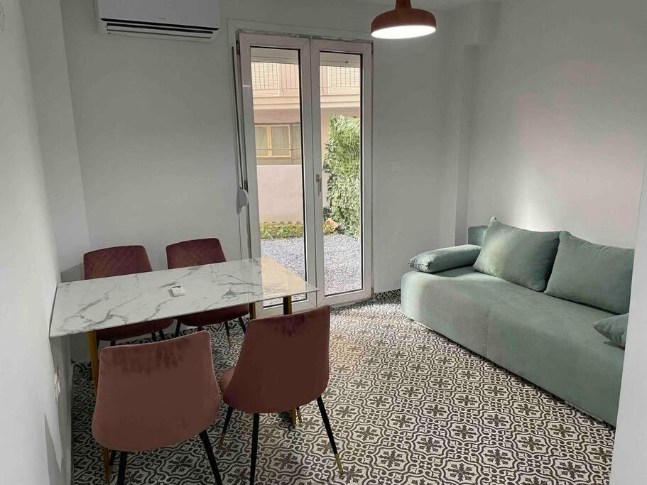 Family Apartment With Private Yard Next To Agios Dimitrios Church テッサロニキ エクステリア 写真