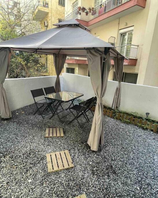 Family Apartment With Private Yard Next To Agios Dimitrios Church テッサロニキ エクステリア 写真